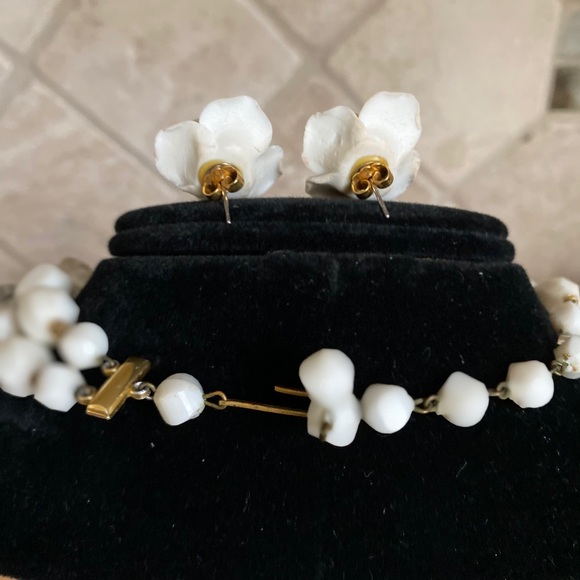 VINTAGE LUCITE ACRYLIC NECKLACE WITH EARRINGS - Picture 9 of 15